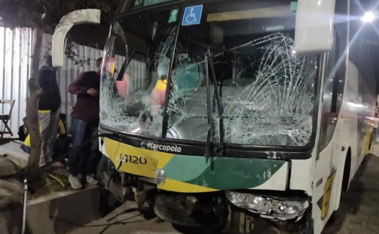 Ônibus desgovernado atinge 12 veículos e deixa feridos em Diamantina; veja vídeo 
