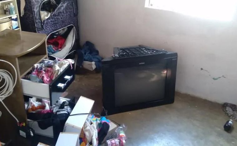 Menina de 4 anos morre após TV de tubo cair em cima dela no interior de Minas 