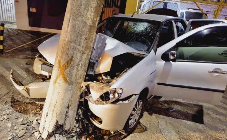Mulher sofre traumatismo craniano após cochilar ao volante e bater carro em poste, em MG