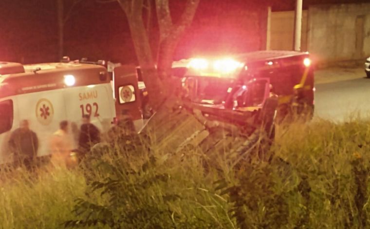 Vídeo: Motorista morre após colidir contra árvore e ficar preso às ferragens em Sete Lagoas 