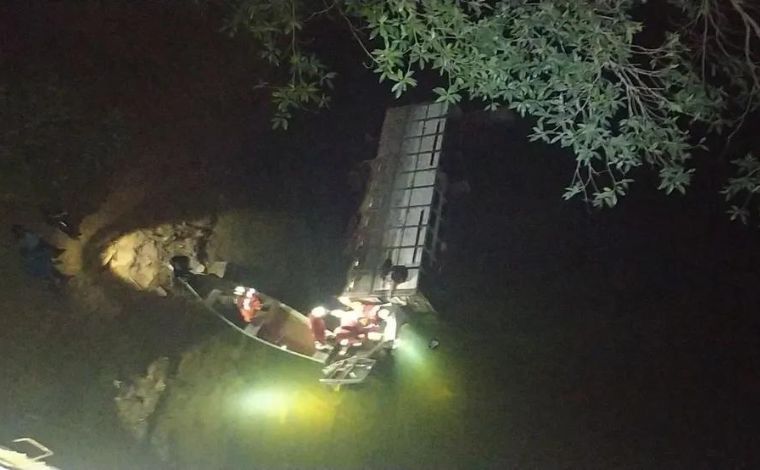 Motorista morre após perder controle da direção e caminhão cair em rio na BR-365, em MG