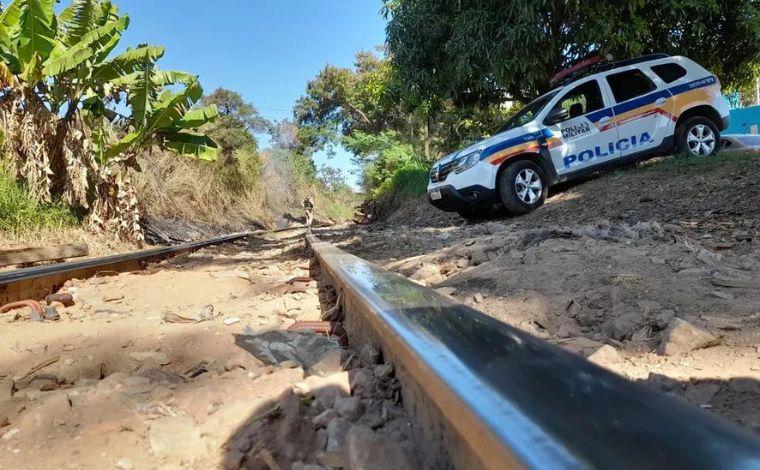 Travesti é encontrada morta em linha férrea de Betim