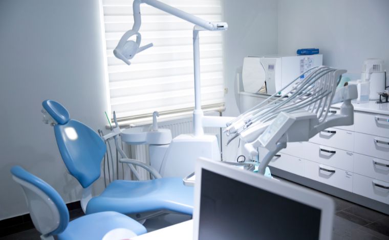 Paciente será indenizado em quase R$ 40 mil após ficar sem dentes por erro de dentista em MG