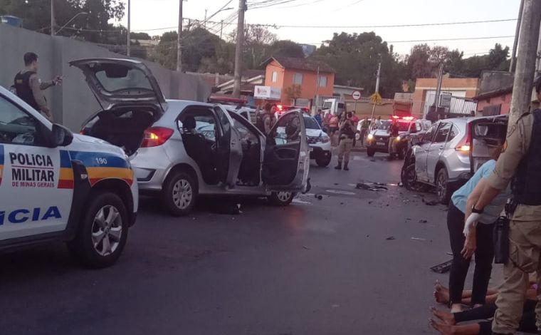 Adolescente é apreendido após roubar carro da avó e fugir da polícia em Sete Lagoas; veja vídeo 