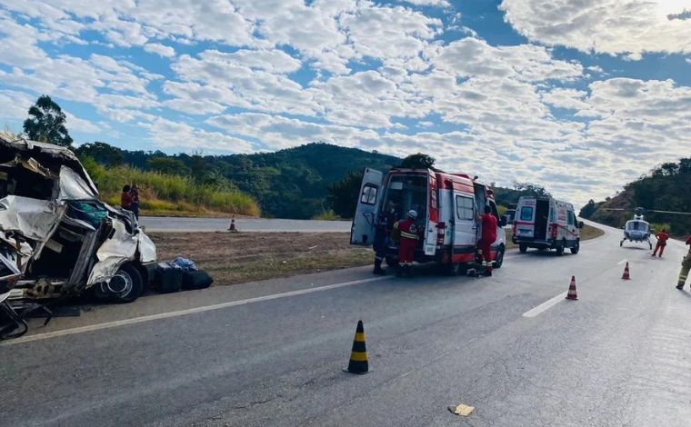 Van com estudantes de medicina bate em traseira de carreta e quatro ficam feridos em Pará de Minas