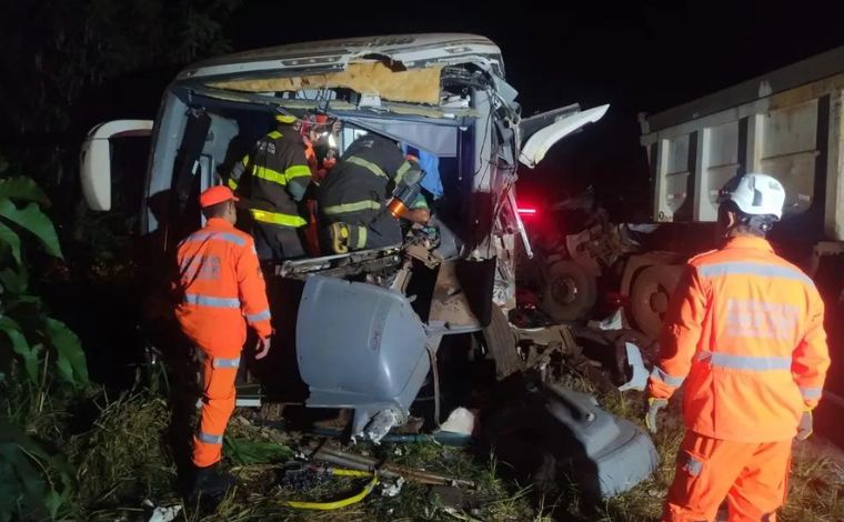 Colisão entre carreta e ônibus com 45 trabalhadores deixa feridos na rodovia MG-427