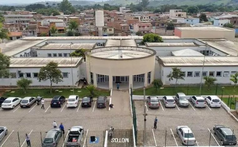 Cachorro de rua deixa fralda com feto nos fundos de hospital em Minas Gerais 