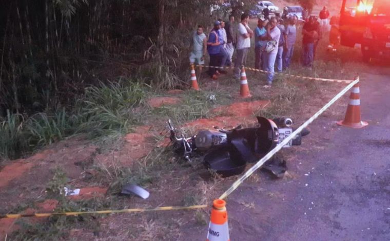 Motociclista morre após bater em caminhão e ser arremessado em barranco na BR-381, em MG