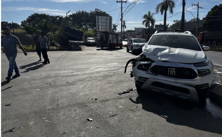 Caminhão perde controle, atravessa pista contrária e colide com carro em Sete Lagoas; veja vídeo