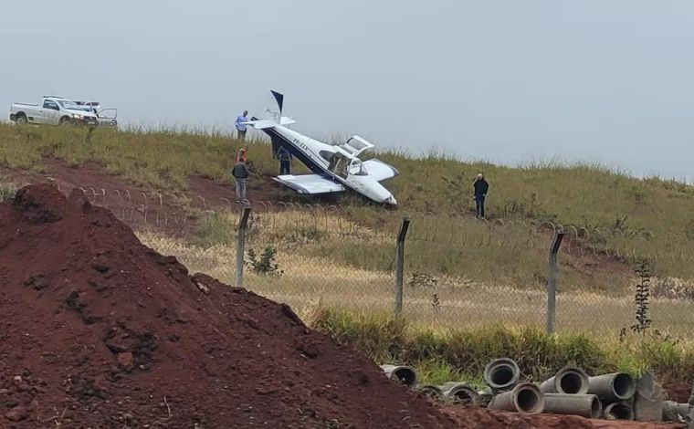 Avião perde controle durante pouso e cai em barranco no interior de Minas 