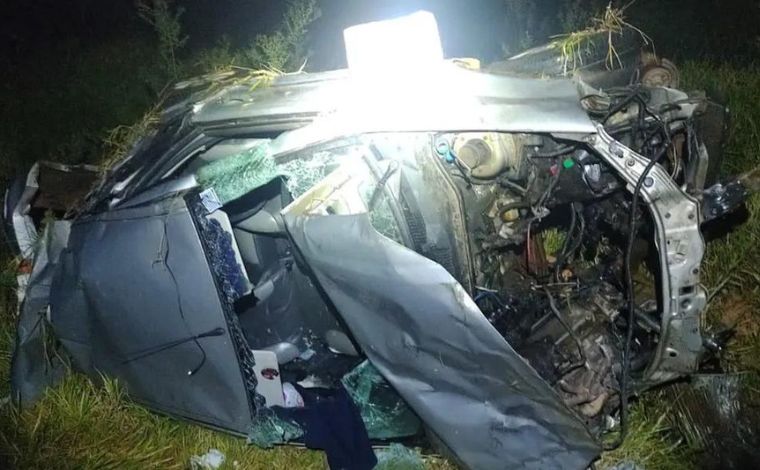 Uma pessoa morre e três ficam gravemente feridas após carro cair em precipício na BR-354, em MG