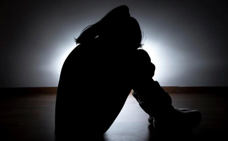 Padrasto é preso suspeito de estuprar enteada de 13 anos em MG; homem teria oferecido pinga a ela