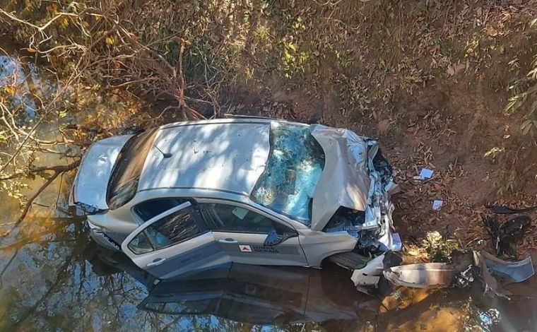 Carro com equipe do governador Romeu Zema cai de ponte no interior de Minas Gerais