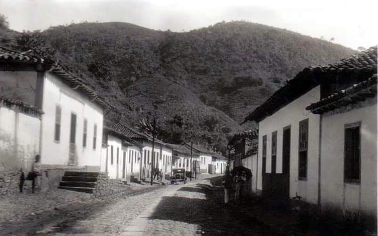 Foto: Arquivo pessoal - PanorÃ¢mica da Rua Santana, em Ferros-MG, meados do sÃ©culo XX