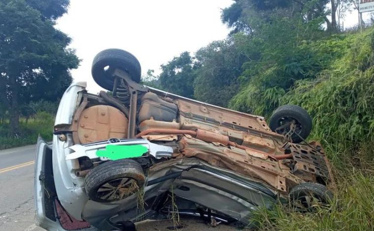 Mulher morre após perder controle do carro ao desviar de cachorro na rodovia MG-173