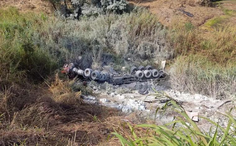 Motorista de carreta morre após perder controle em curva e cair em ribanceira na BR-146, em MG