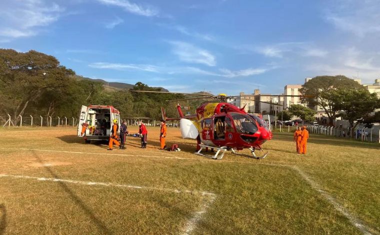 Carro com 10 pessoas bate em caminhonete e deixa 8 crianças feridas em Belo Horizonte 