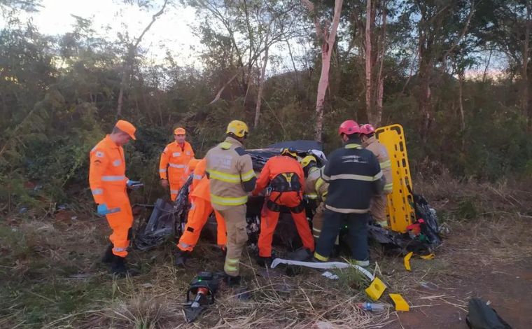 Motorista morre e quatro pessoas ficam feridas em acidente entre carro e caminhão na MGC-122