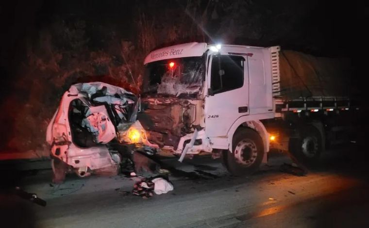 Quatro pessoas morrem em acidente entre carro e caminhão na BR-354, em MG