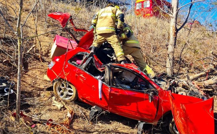 Motorista morre ao perder controle da direção e bater carro em árvore na rodovia MGC-135