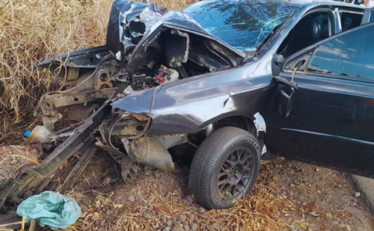 Jovem morre após colidir carro contra árvore na estrada que liga Capim Branco a Prudente de Morais