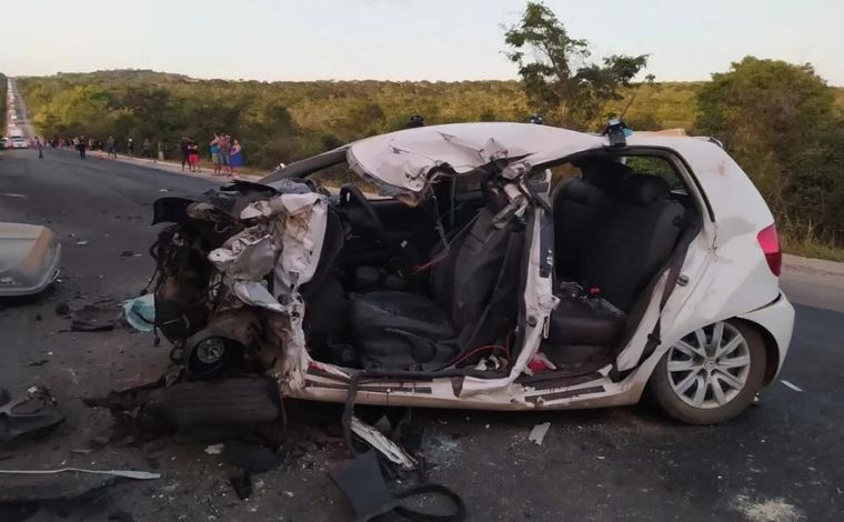 Duas pessoas morrem após acidente entre carro e carreta na BR-251, em MG