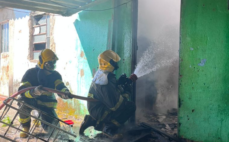 Crianças provocam incêndio ao ‘brincar com isqueiro’ no bairro Progresso em Sete Lagoas; veja vídeo 