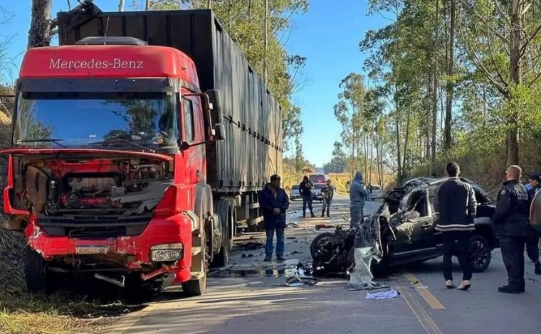 Três pessoas morrem em grave acidente entre carro e carreta de carvão na BR-494, em MG