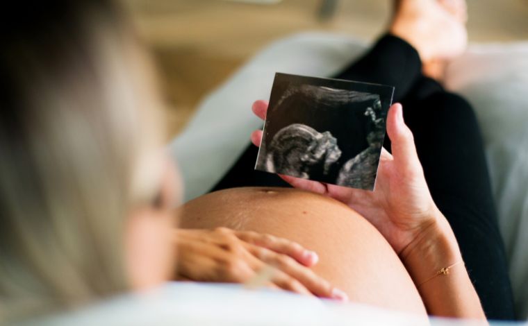 Mulheres engravidam com técnica que usa injeção de sangue no útero; entenda