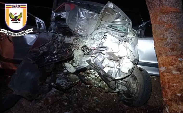 Mulher morre e marido fica gravemente ferido após carro bater em árvore na rodovia MGC-259