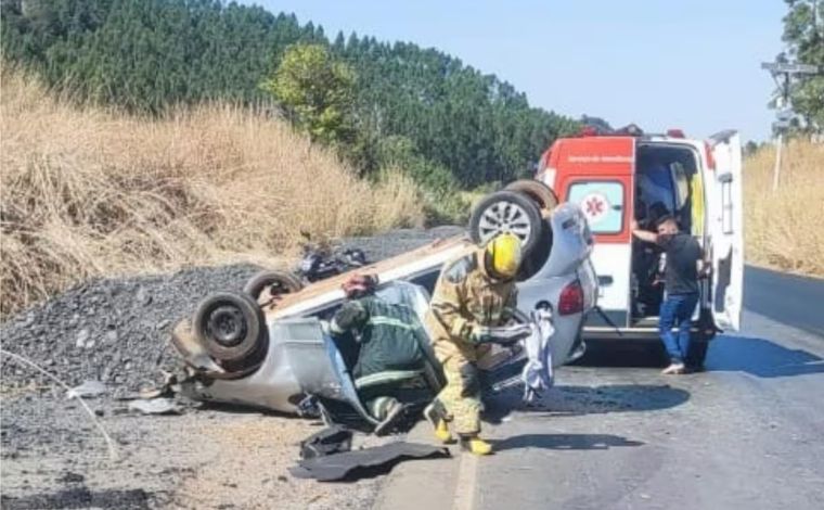 Mulher fica ferida após carro capotar em trecho conhecido como ‘curva da morte’ em Patos de Minas 