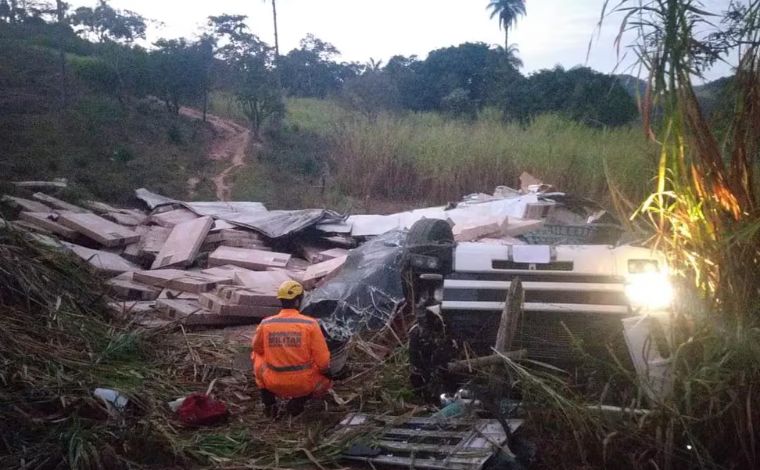 Motorista morre após carreta carregada com TVs cair em ribanceira na BR-381; carga foi saqueada