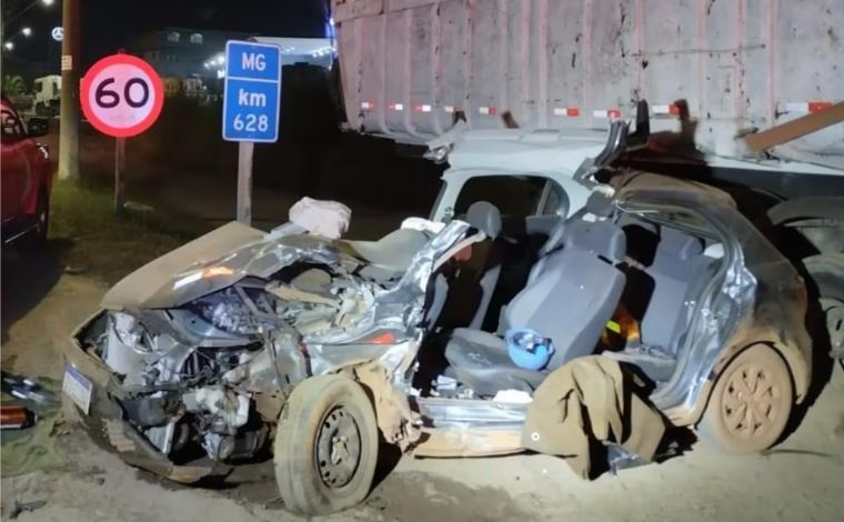 Motorista sobrevive após colidir com carreta e carro ficar destruído na BR-040