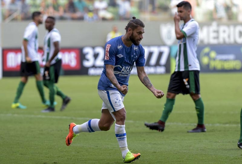 Raposa vence clássico contra o Coelho e volta à liderança do Mineiro