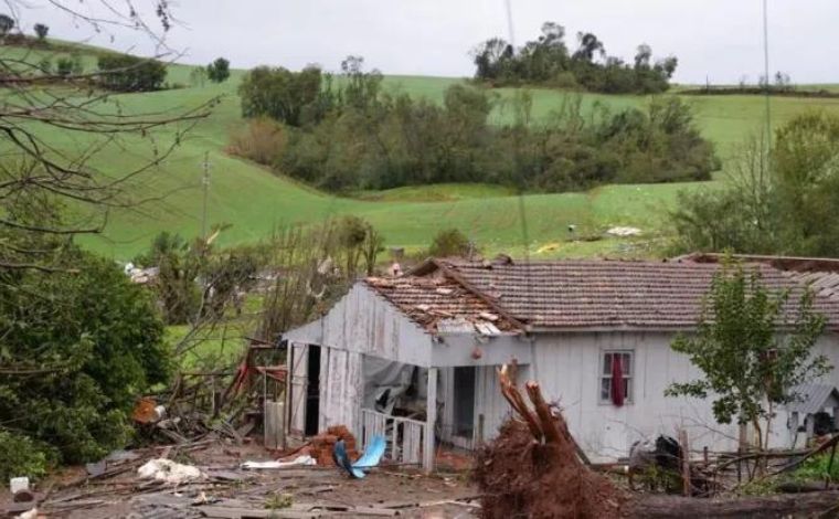 Ciclone extratropical causa estragos no Sul e mau tempo deve atingir Sudeste nesta quinta-feira (13)