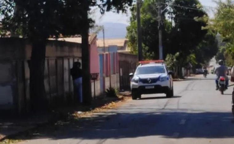 Filho é suspeito de matar e enterrar pai no quarto de casa em Pompéu