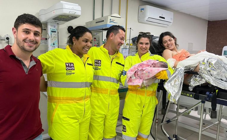 Mulher entra em trabalho de parto na BR-040 e dá a luz dentro de ambulância