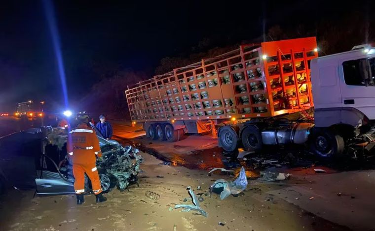 Motorista morre em colisão com caminhão de gás na BR-460, em MG