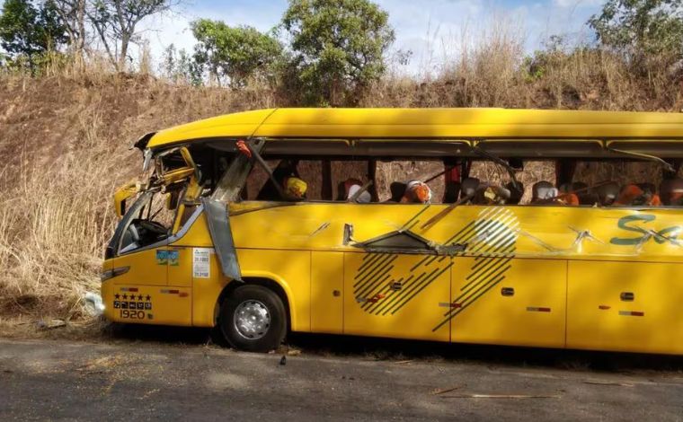 Passageiro de ônibus morre e sete ficam feridos após colisão com carreta na LMG 628, em MG