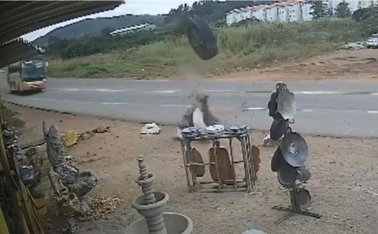Roda de ônibus se desprende e quase atinge loja de artesanato em rodovia de Minas; veja vídeo 