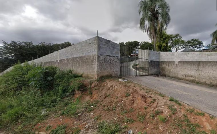 Corpo é encontrado decapitado e sem órgão genital em rua na Grande BH