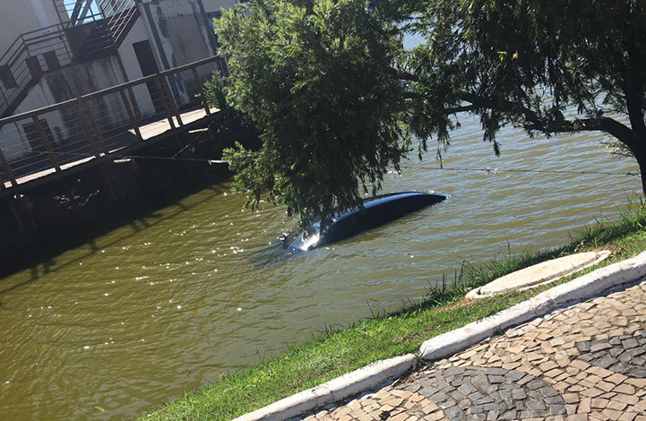 Em fuga de suposta tentativa de assalto, motorista cai com o carro na Lagoa Paulino