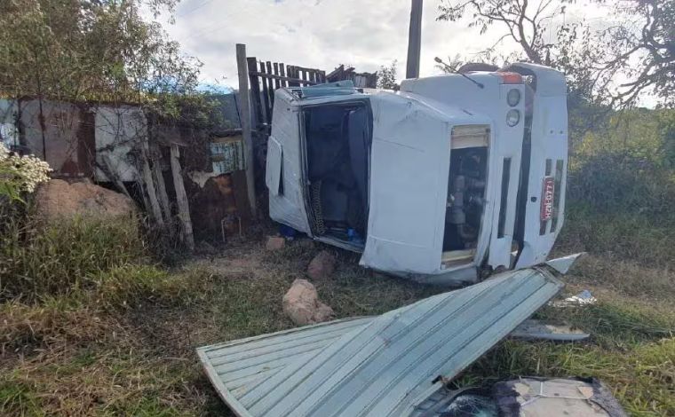 Homem morre esmagado por carga de caminhão após capotamento no interior de Minas 