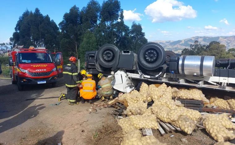 Caminhão que transportava batatas tomba e motorista morre na BR-459, em MG