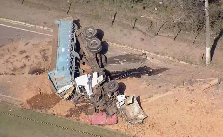  Caminhão colide em poste e motorista morre após ser arremessado em barranco na Grande BH