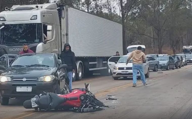 Acidente deixa motociclista gravemente ferido e interdita BR-040, na Grande BH