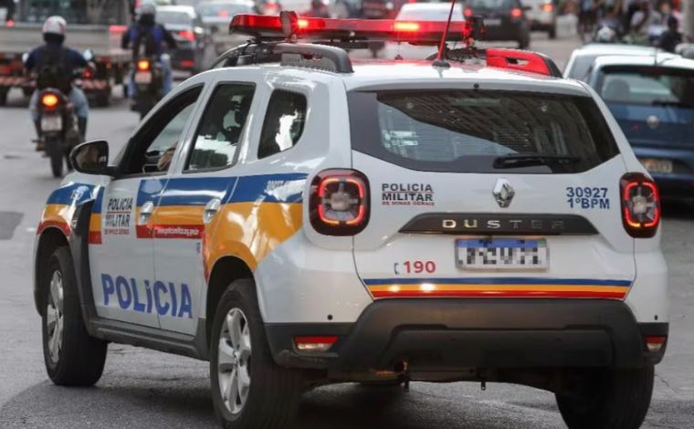 Motorista inabilitado é preso suspeito de tentar atropelar policial militar no interior de Minas 