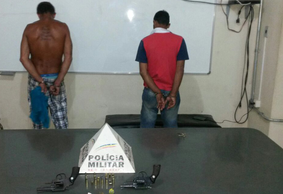 Dupla é presa com drogas e armas após arruaça em Caetanópolis