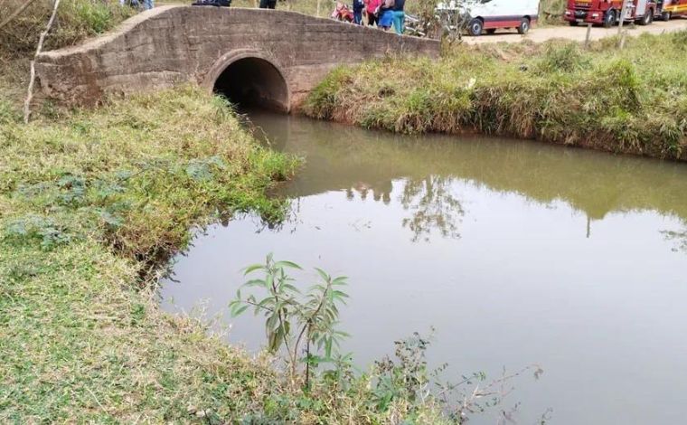 Jovem tenta salvar irmão e os dois morrem afogados em riacho no interior de Minas 