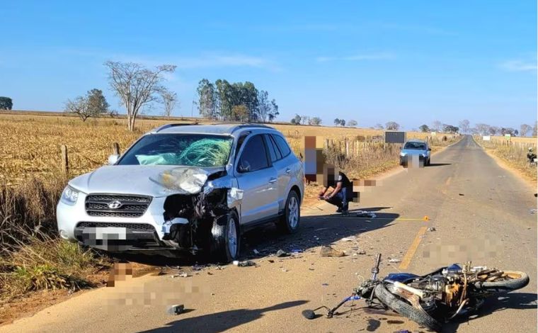 Pai e filho morrem em acidente entre carro e motocicleta no interior de Minas 